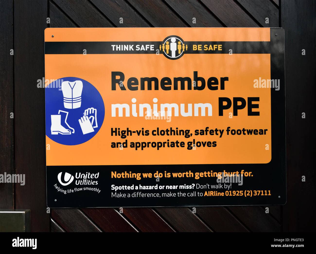 United Utilities Sicherheit feststellen. Sicher sicher sein Denken. Denken Sie daran, mindestens PPE. High-vis Kleidung, Sicherheitsschuhe und Handschuhe. Stockfoto