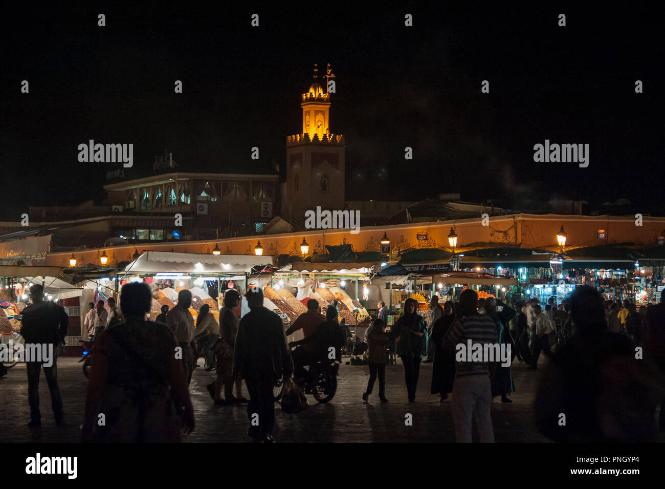 25-02-11. Marrakesch, Marokko. Platz Jemaa el-Fna in der Nacht. Es ist ein öffentlicher Platz mit kleinen Kaufleute, Händler & Entertainer, beliebt bei Touristen & Stockfoto