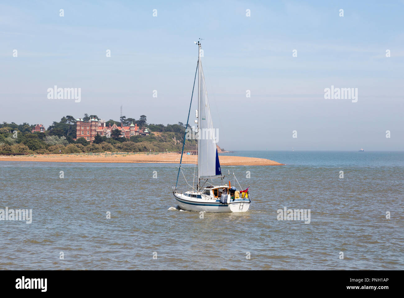 Segelboot Yachtcharter in Kanal an der Mündung des Flusses Deben Estuary View Felixstowe Ferry zu Bawdsey Manor, Suffolk, England, Großbritannien Stockfoto