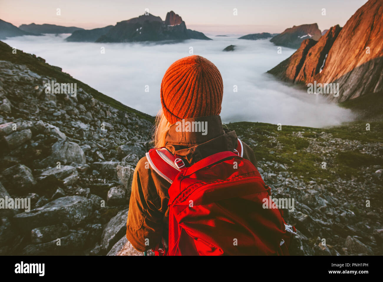 Backpacker wandern Outdoor Aktiv Ferien reisen Abenteuer lifestyle Frau Sonnenuntergang in den Bergen Stockfoto