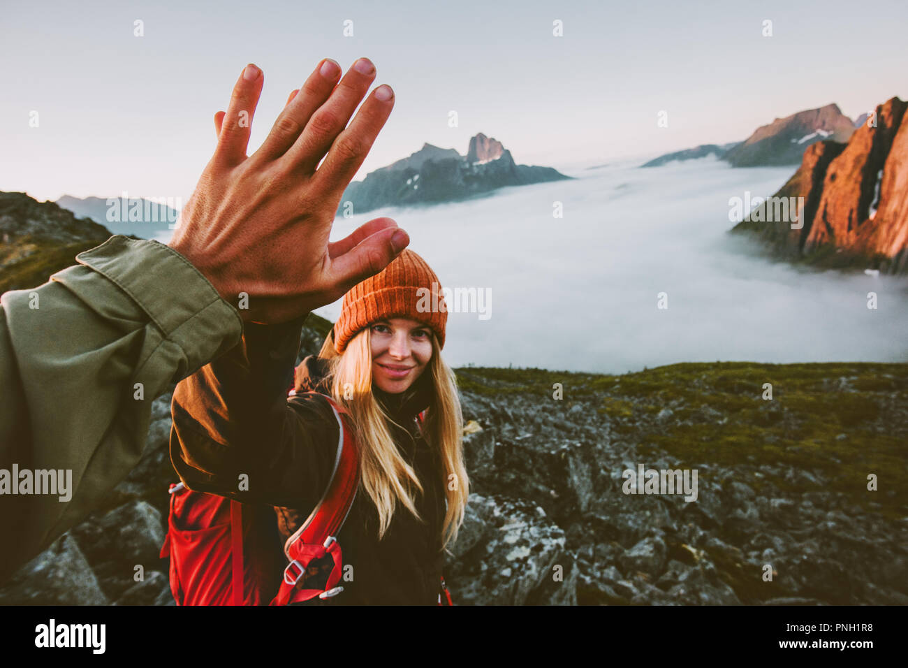 Reisen paar Freunde geben fünf Hände outdoor Wandern in den Bergen Abenteuer lifestyle positive Emotionen Konzept Familie zusammen auf Reise Ferien Stockfoto