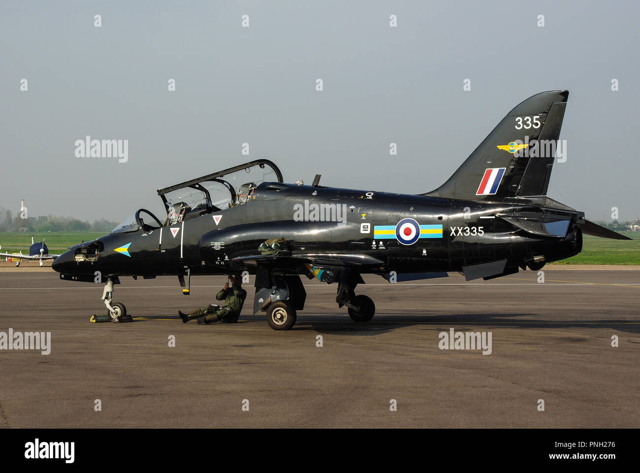 British Aerospace BAe Hawk T1 in London Southend Airport mit dem Ingenieur der darunter. Bereit für Southend Airshow Stockfoto