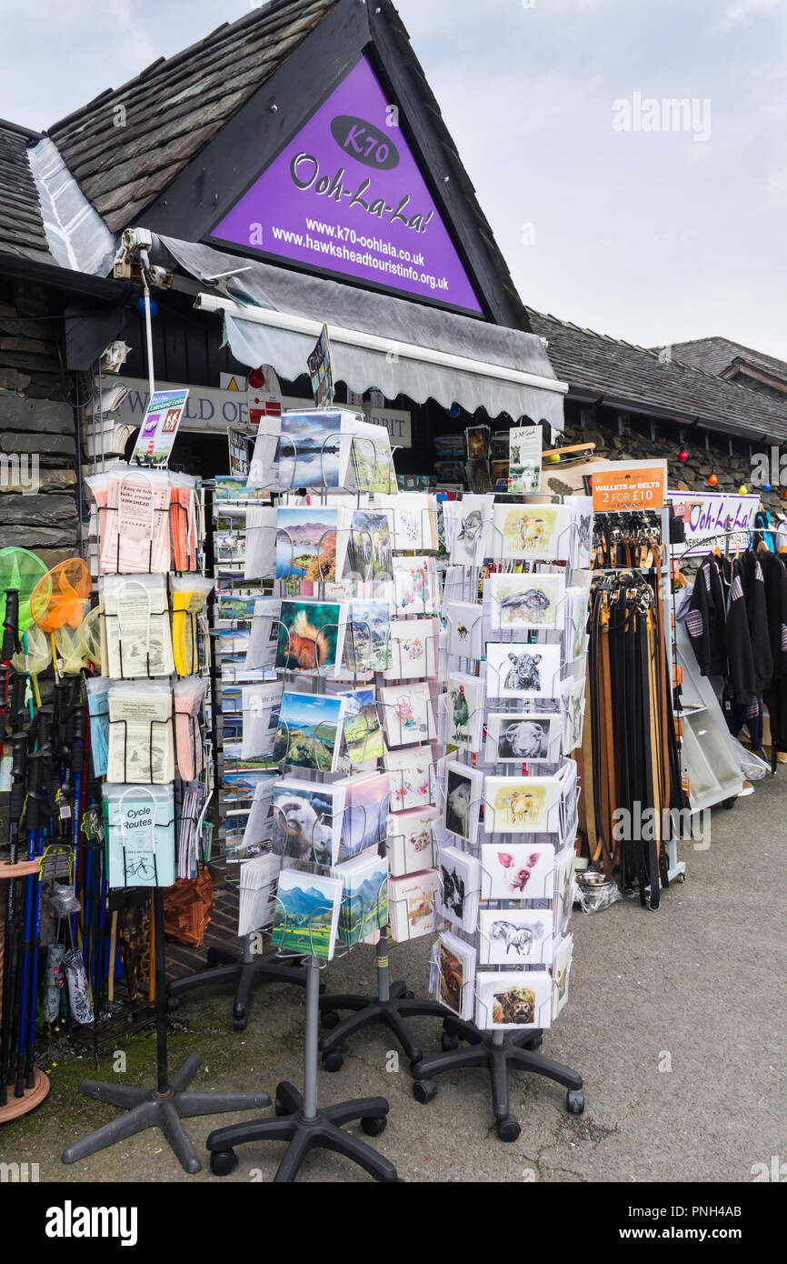 Grußkarten und Postkarten für den Verkauf außerhalb K 70 Ooh-la-la Kleidung und Inneneinrichtung Shop im Dorf Hawkshead, Lake District, Cumbria. Stockfoto