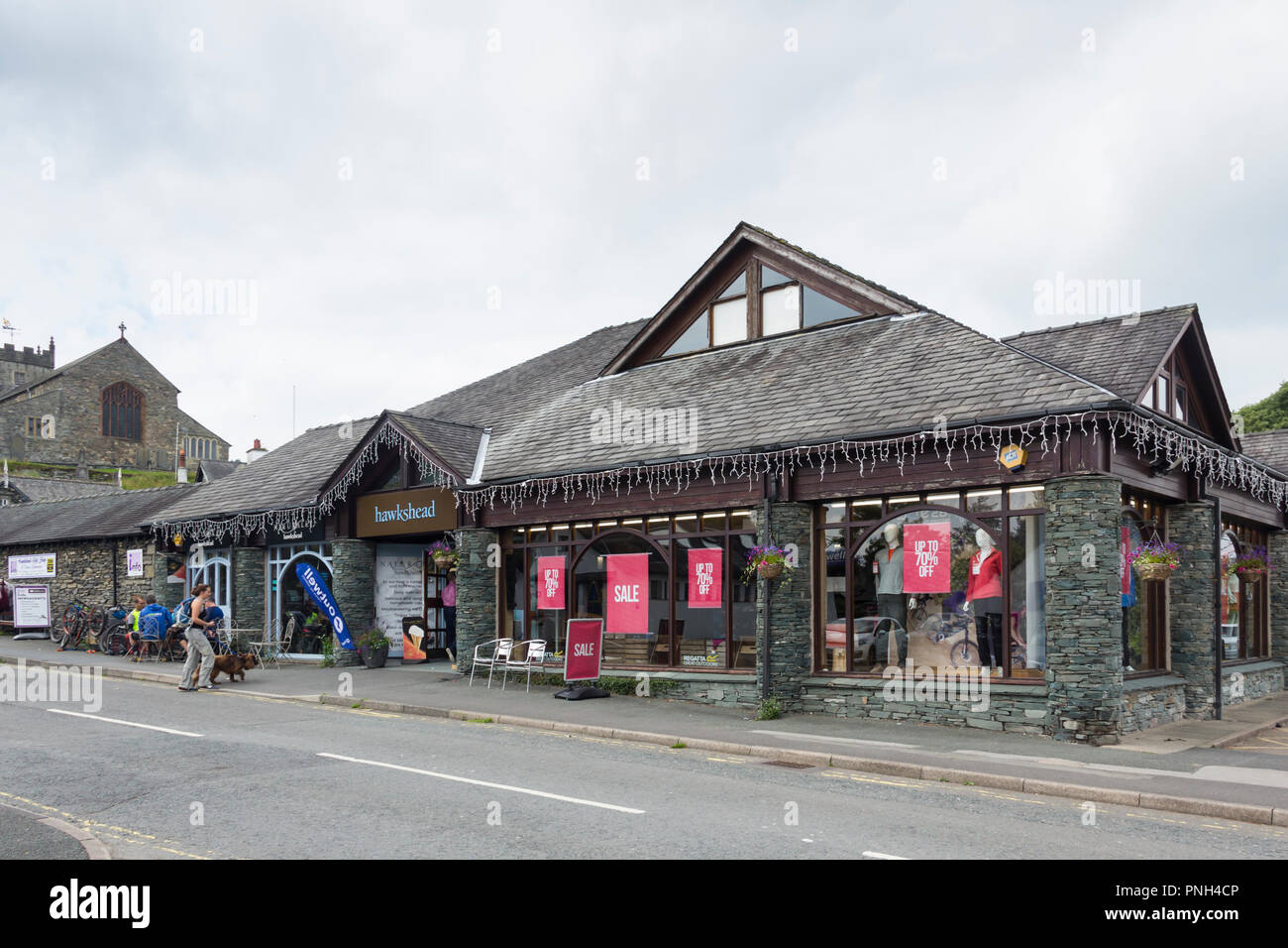 Hawkshead Familie Outdoor Outfitters Store direkt an der Hauptstraße, Ambleside Cumbria, Teil einer Kette von zehn Outdoor Bekleidung und Ausrüstung Stores in Großbritannien Stockfoto