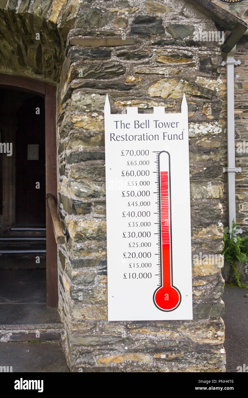 Glockenturm Restaurierung fonds Erhöhung angehoben Anzeige am Eingang der Pfarrkirche in Ambleside Cumbria. Stockfoto