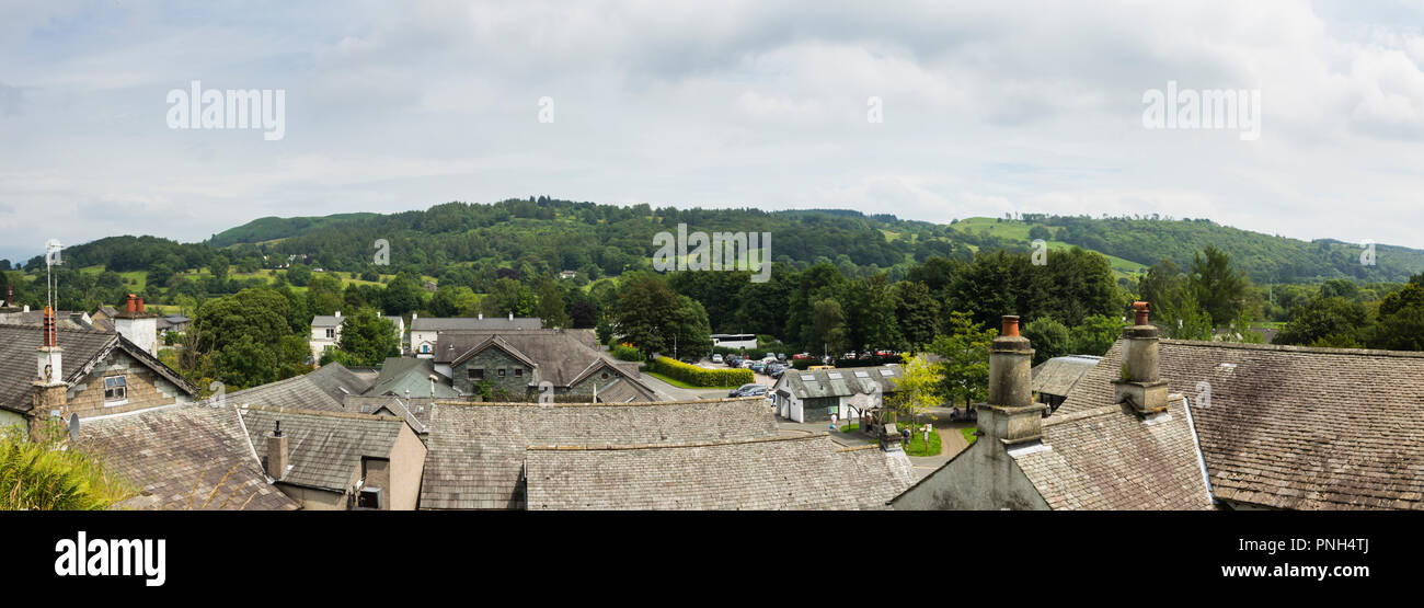 Dächer von das Dorf Hawkshead in Cumbria, Westen, vom Berg von St. Michael und alle Engel Kirche. Das Dorf ist ein beliebtes destinatio Stockfoto