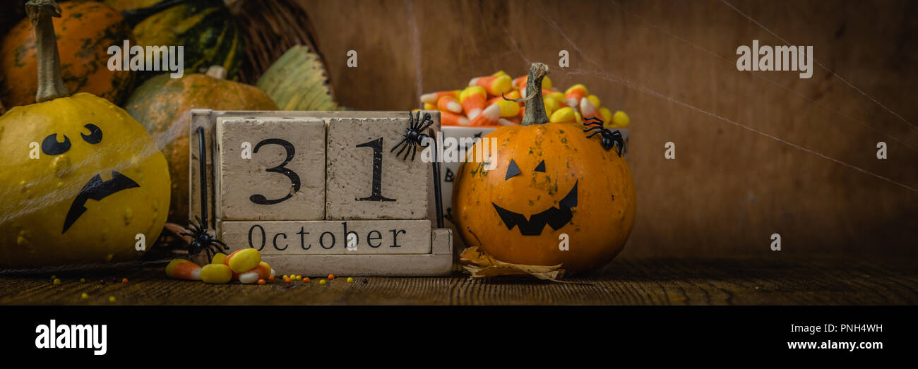 Halloween Konzept - Kürbisse und Symbole Stockfoto