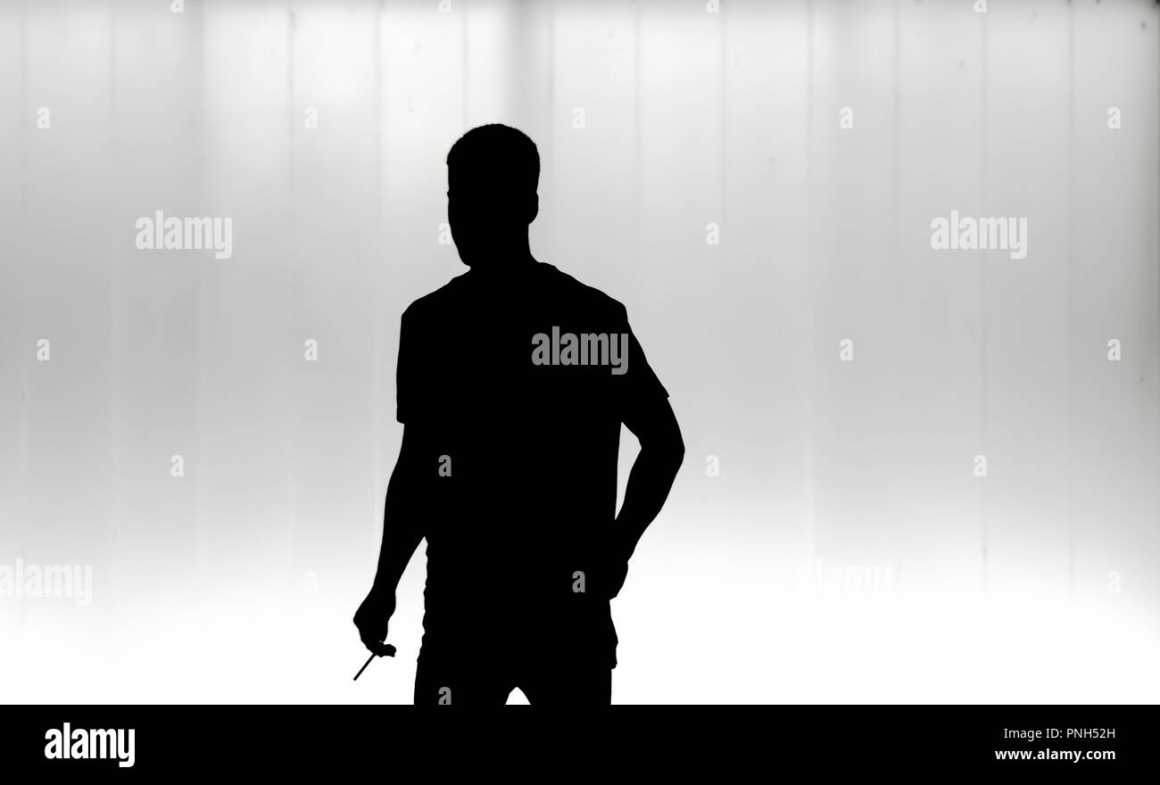 Silhouette der junge Mann mit einer Zigarette in der Hand und Vorbereitung zu rauchen, in der Nacht in Schwarz und Weiß Stockfoto