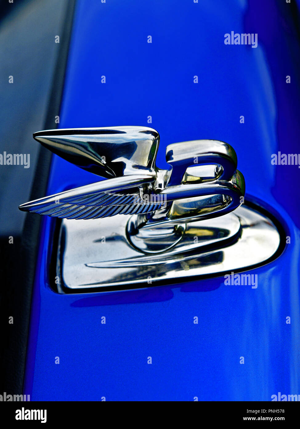 Vintage blau Bentley Auto mit Chrom logo Stockfoto