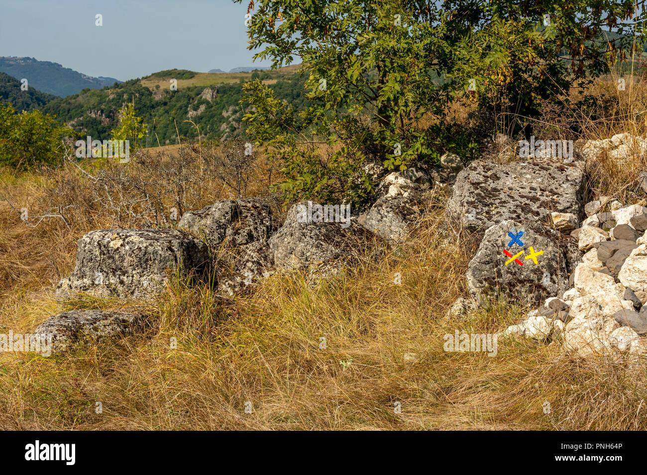 Französische walker Symbole auf Felsen, Puy-de-Dome Abteilung, Auvergne Rhône-Alpes, Frankreich Stockfoto