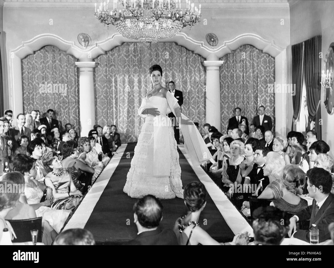 Original Film Titel: LA BODA ÄRA EIN LAS DOCE. Englischer Titel: LA BODA ÄRA EIN LAS DOCE. Jahr: 1964. Regie: JULIO SALVADOR. Stars: CONCHA VELASCO. Credit: URANIA FILME/Album Stockfoto