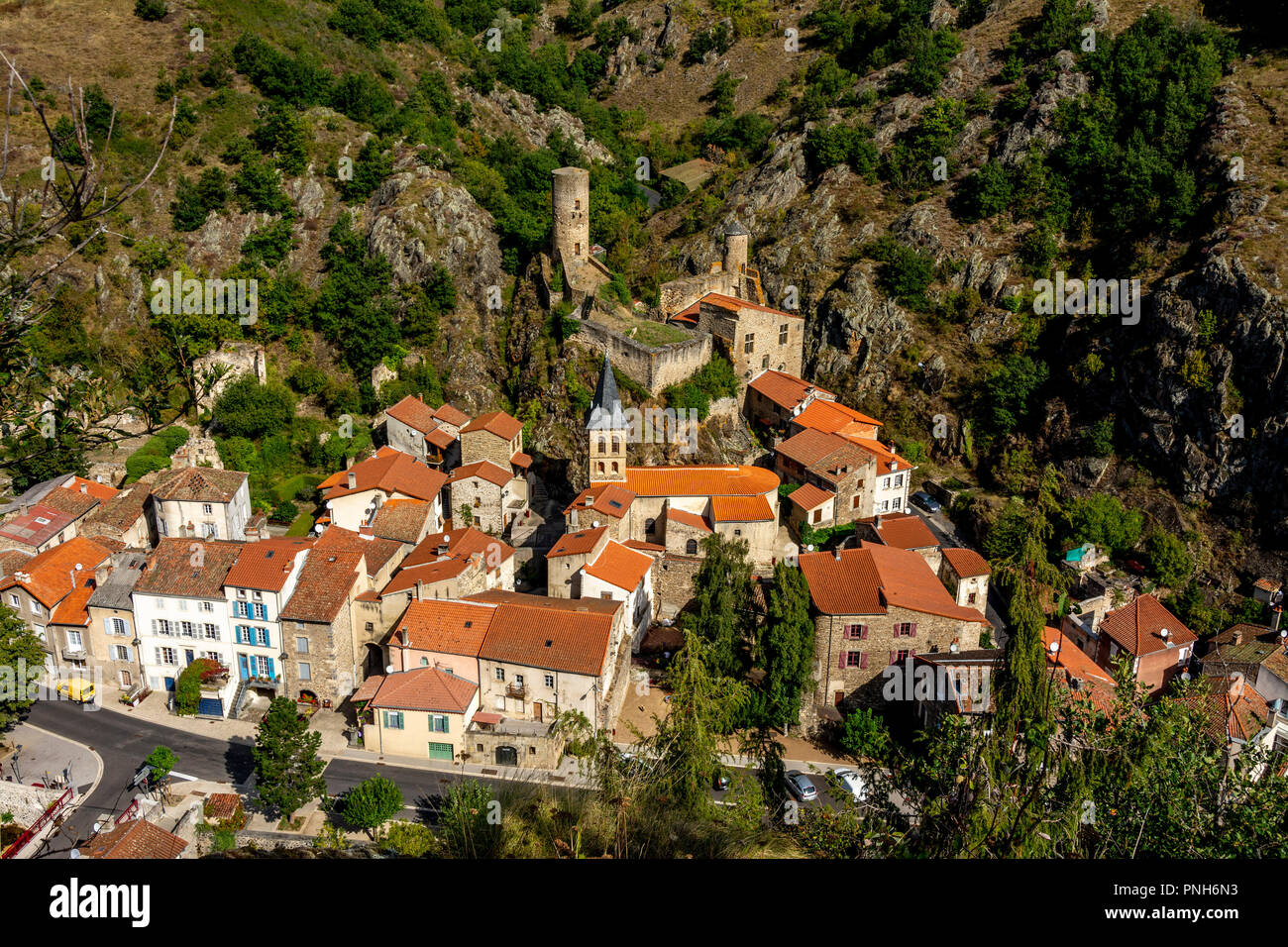 Saint Floret wurde als „Petite Cité de Caractèrere“, Puy de Dome, Auvergne Rhone Alpes, Frankreich, bezeichnet Stockfoto