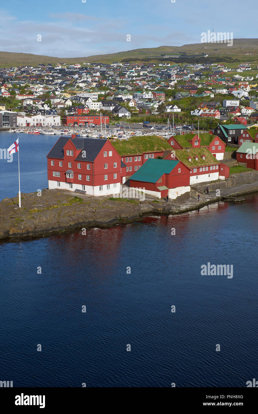 Tinganes der historischen Lage der färöischen Regierung und der Hafen von Tórshavn, die Hauptstadt und größte Stadt der Färöer. Stockfoto