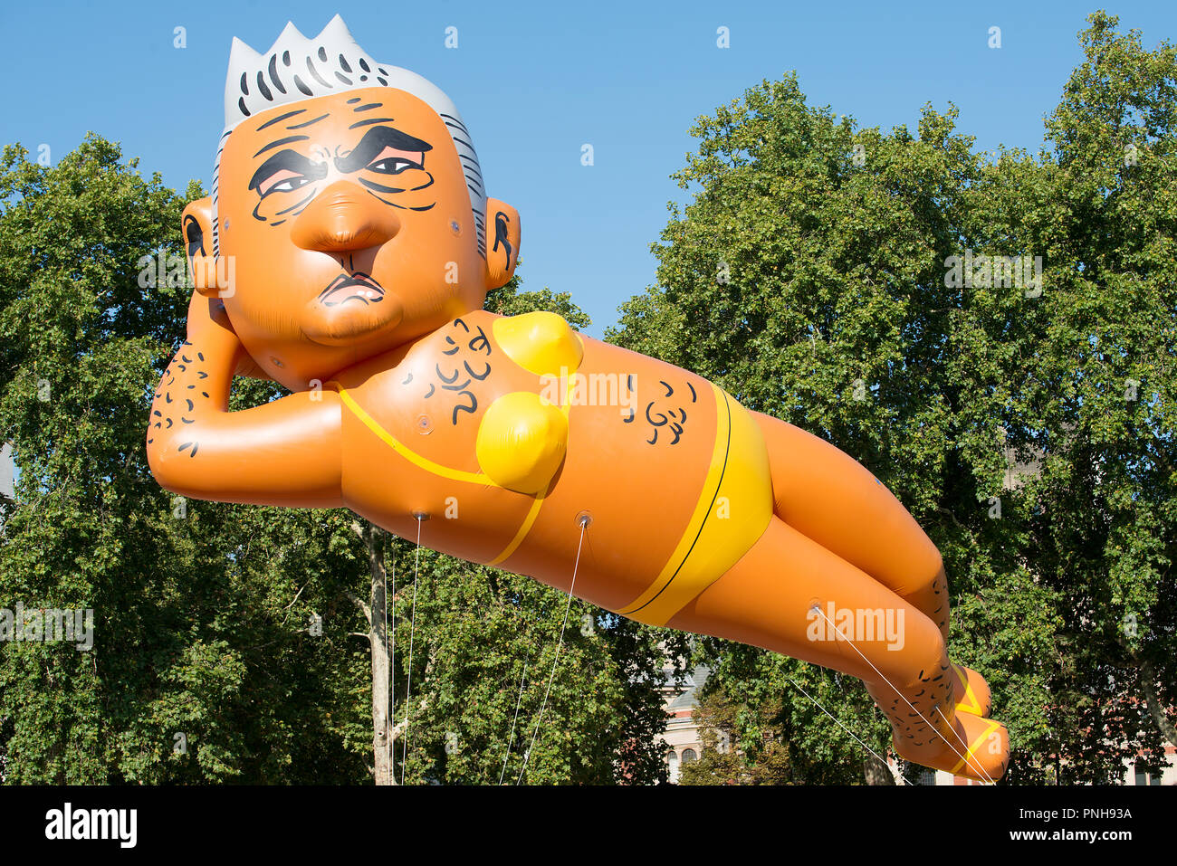 Kampagne organisiert von yanny Bruere Sadiq Khan als Bürgermeister von London zu stürzen, mit einem riesigen Bikini-plattierten Ballon von Herrn Khan, London wieder sicherer zu machen. Stockfoto
