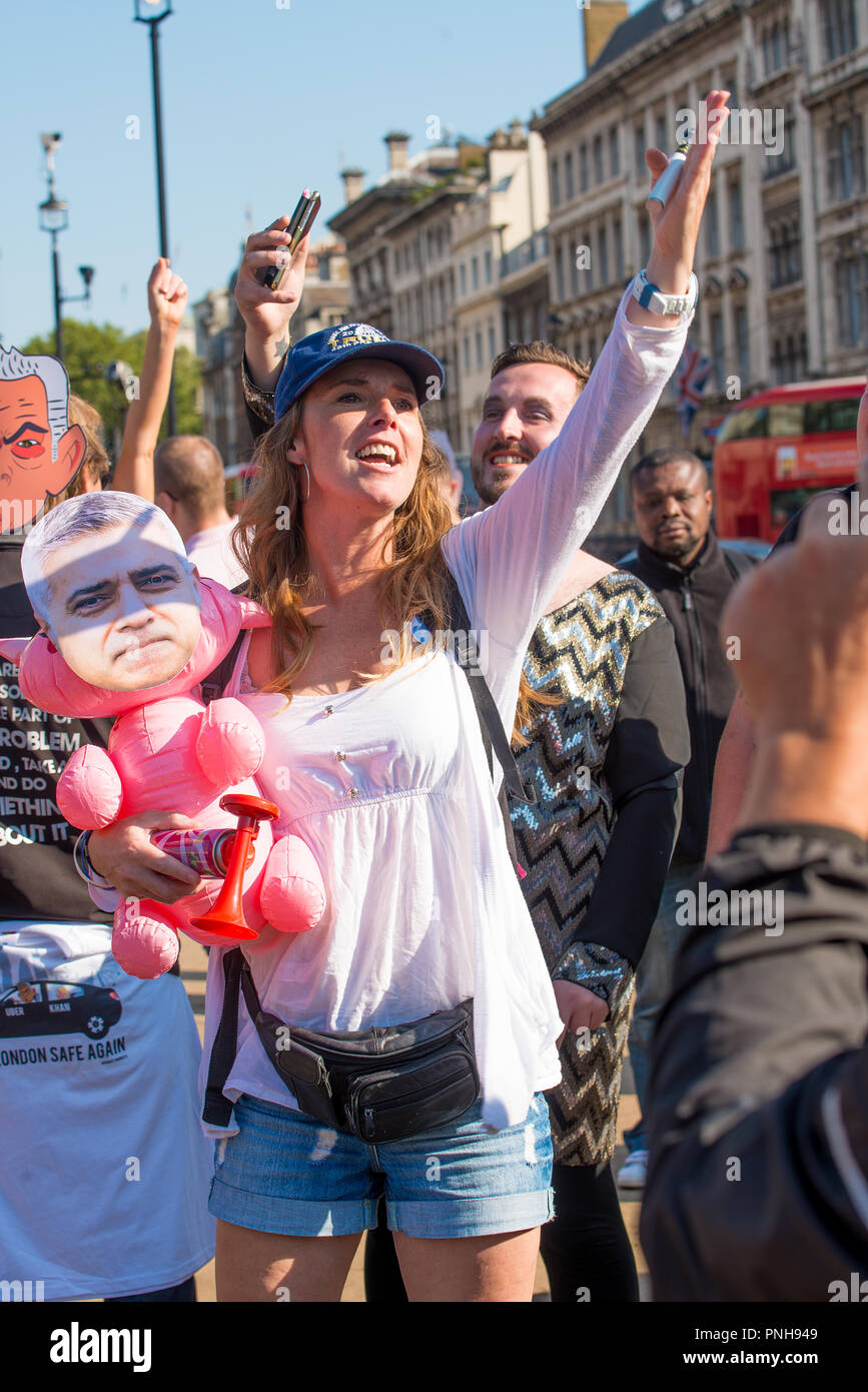 Kampagne organisiert von yanny Bruere Sadiq Khan als Bürgermeister von London zu stürzen, mit einem riesigen Bikini-plattierten Ballon von Herrn Khan, London wieder sicherer zu machen. Stockfoto