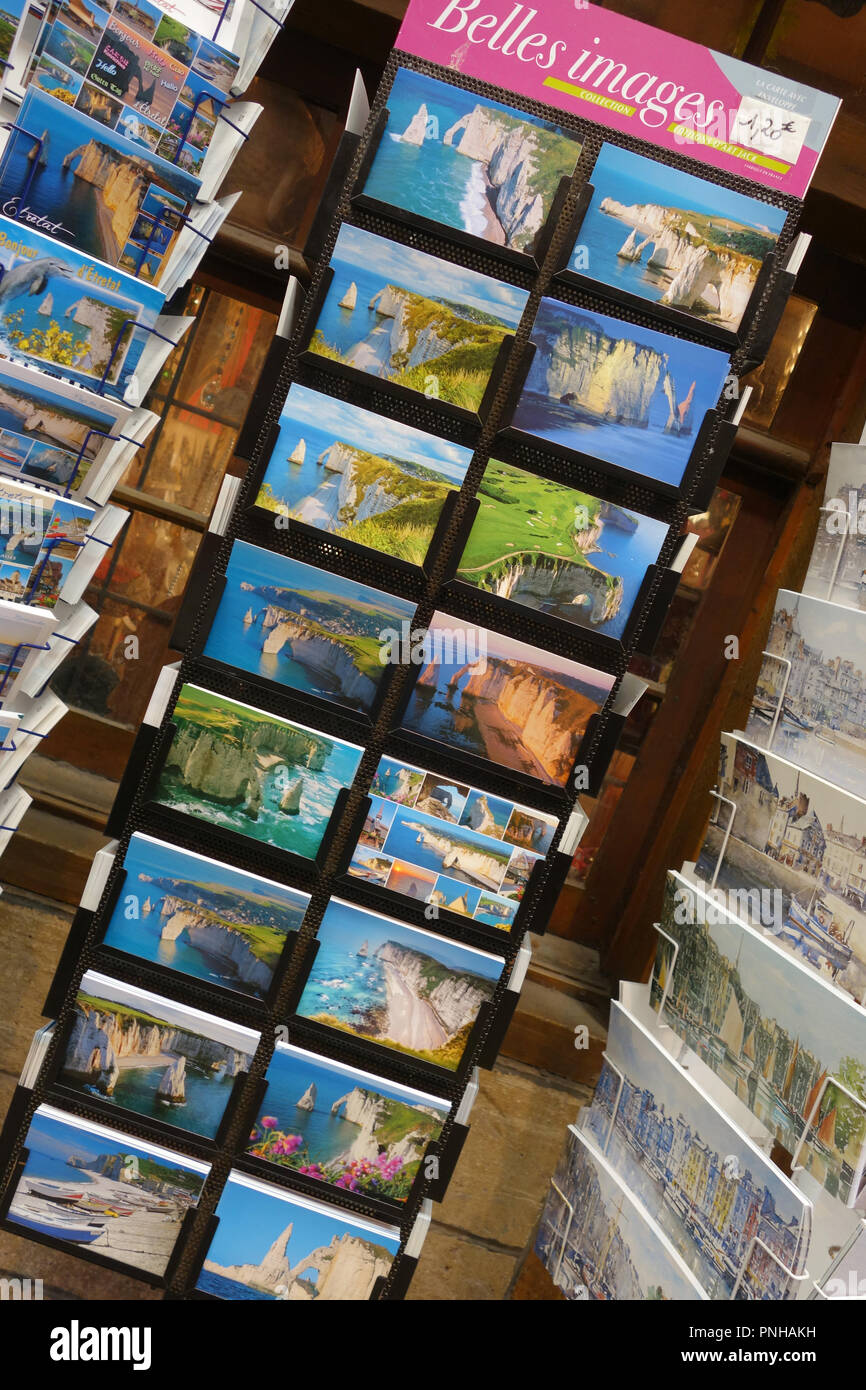 Souvenir Postkarten in Etretat, Normandie Frankreich verkauft Stockfoto