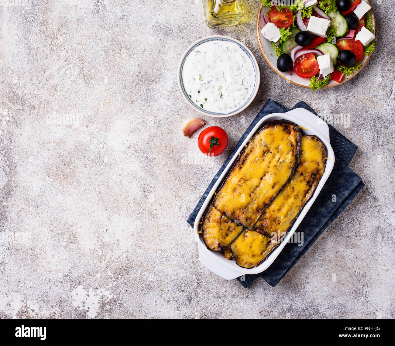 Traditionelle griechische Moussaka, Auflauf mit Aubergine. Ansicht von ...