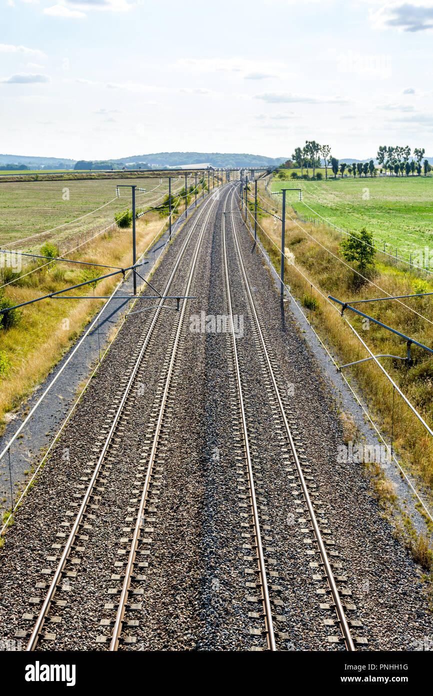 Blick von oben der französischen High Speed Railway Track mit Oberleitung aus Beiträge, Oberleitungen, Kabel und Stromleitungen Züge zu versorgen. Stockfoto