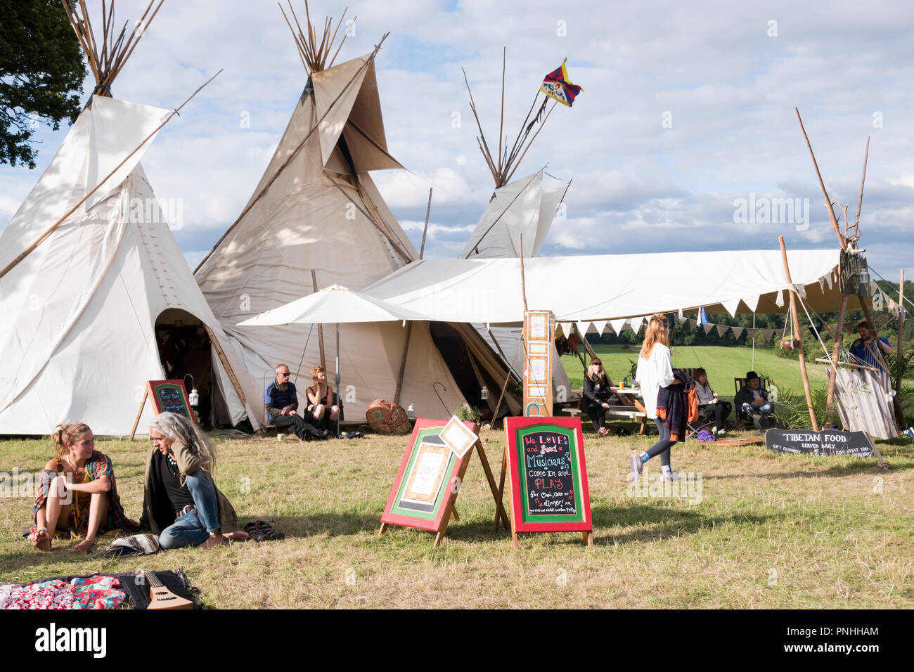 Newport, Wales - 16.August 2015: Mann & Frau chat und genießen Sie die Musik erfüllte Atmosphäre der Pachamama Cafe im Grünen sammeln Festival Stockfoto