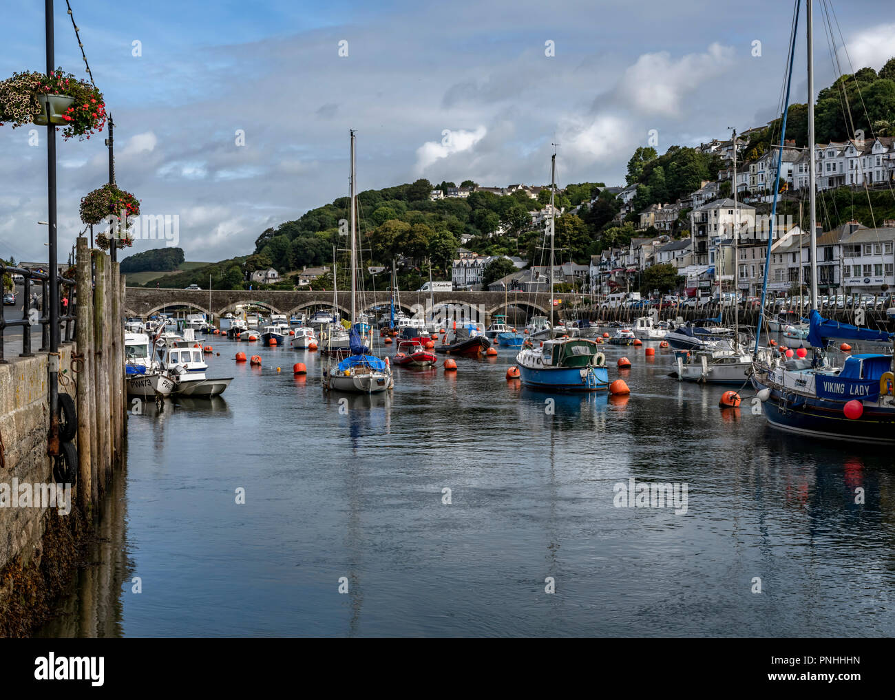 LOOE, Cornwall, England, Großbritannien - 10 September 2018: Die Stadt von Looe Mündung in Flut mit Fischerbooten und Yachten. Looe ein sehr beliebtes Fischerhafen Stockfoto