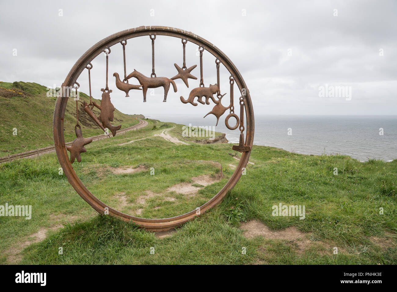 Charme Bracelet Skulptur an Huntcliff, Skinningrove, North Yorkshire, England. Eine Funktion auf dem Cleveland Weise Coast Path. Stockfoto