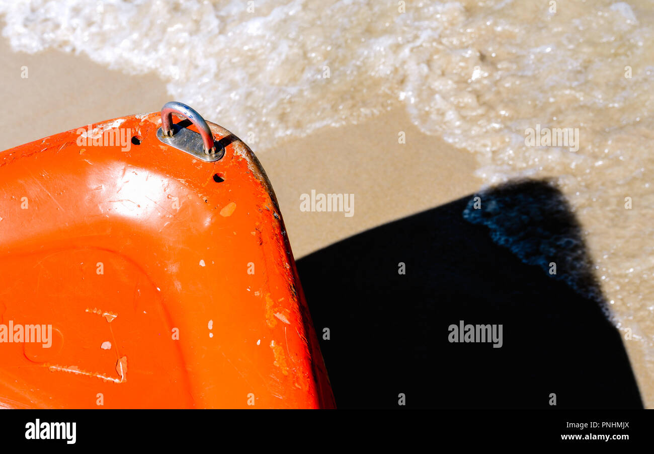 Bug der orange boat am Sandstrand - Einfache abstrakt Design Hintergrund Stockfoto