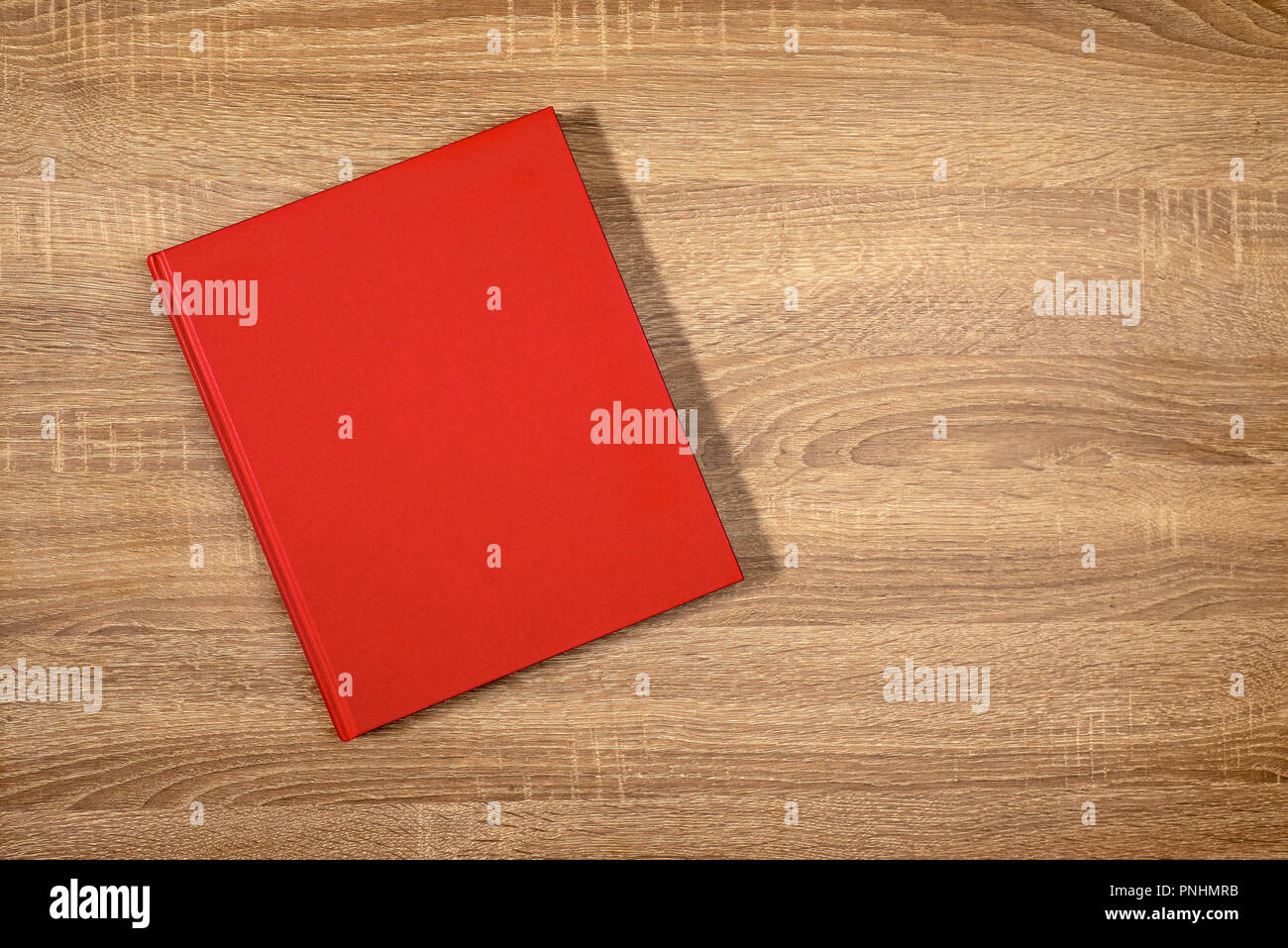 Red Book auf der hölzernen Braun kiefer Tisch Stockfoto