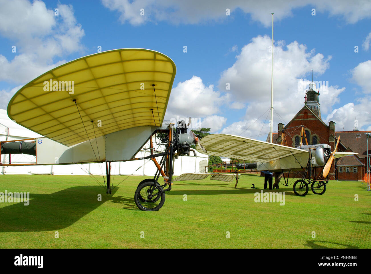 Replica Bleriot Ebenen bei der Herzog von Royal Military School in York die Hundertjahrfeier der Cross Channel Flug von Louis Bleriot 1909 zu gedenken. Stockfoto