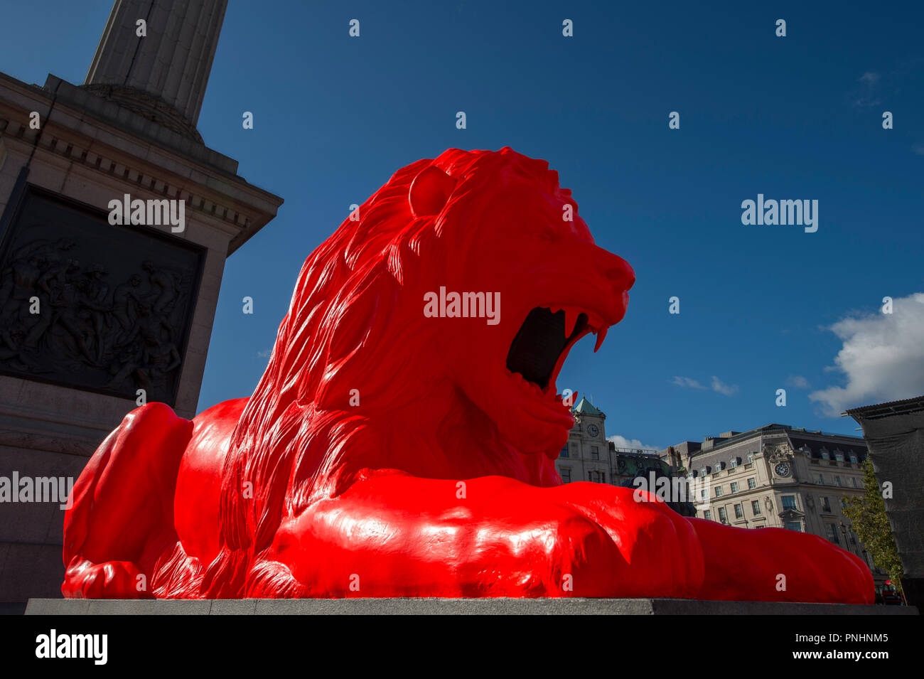 Bitte geben Sie die Löwen Installation durch Es Devlin verbindet Sir Edwin Landseers Löwen in Trafalgar Square für 5 Tage als Teil von London Design Festival. Stockfoto