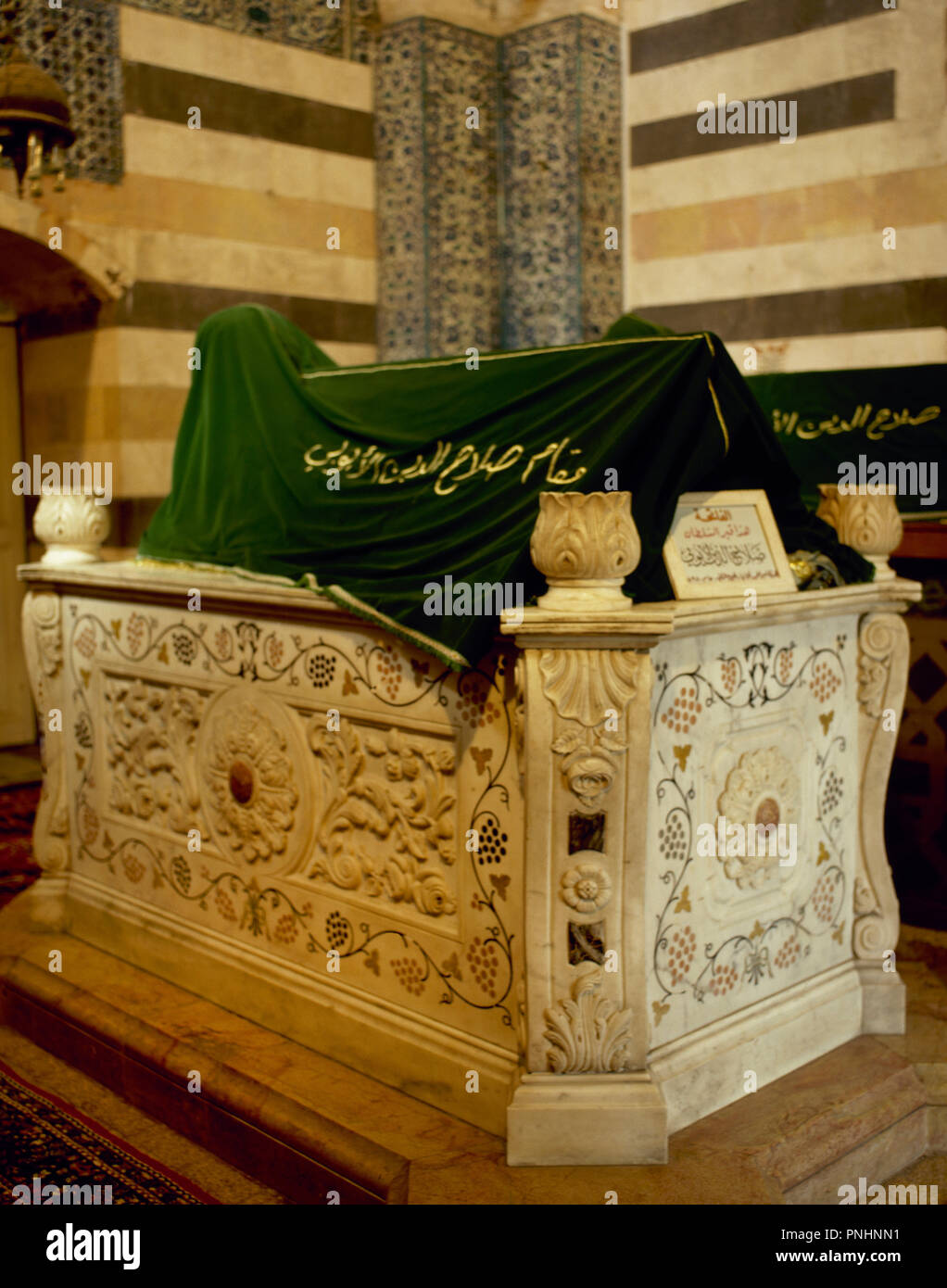 Mausoleum Saladins oder An-Nasir Salah ad-Din Yusuf ibn Ayyub (1137-1193). Erste Sultan von Ägypten und Syrien. Gründer der Ayyubid Dynastie. Er war in einem Mausoleum im Garten außerhalb der Omaijadenmoschee in Damaskus, Syrien begraben. Sieben Jahrhunderte später, Kaiser Wilhelm II. von Deutschland stiftete einen neuen Marmor Sarkophag zu dem Mausoleum. Allerdings ist die ursprüngliche Sarkophag wurde nicht ersetzt, sondern das mausoleum hat jetzt zwei sarkophage: den Marmor eines auf der Seite und das ursprüngliche Holz-, die Abdeckungen des Saladin Grab gelegt. Damaskus. Syrien. Stockfoto