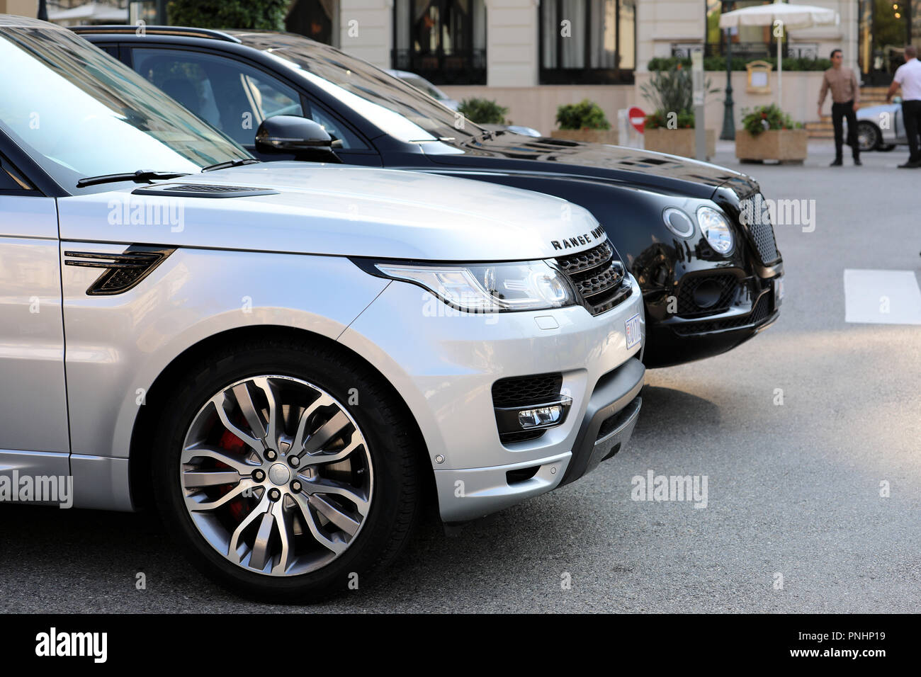 Monte Carlo, Monaco - 19. September 2018: Die beiden luxuriösen SUV Vor Monte Carlo Casino in Monaco Geparkt: Silber Range Rover und Schwarz Bentley B Stockfoto