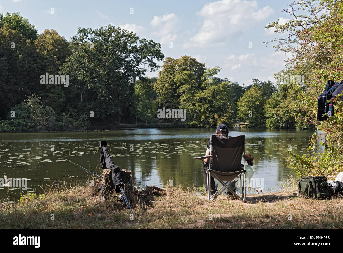 Fischer auf einem See neben dem Fluss Nidda in Frankfurt am Main, Deutschland. Stockfoto