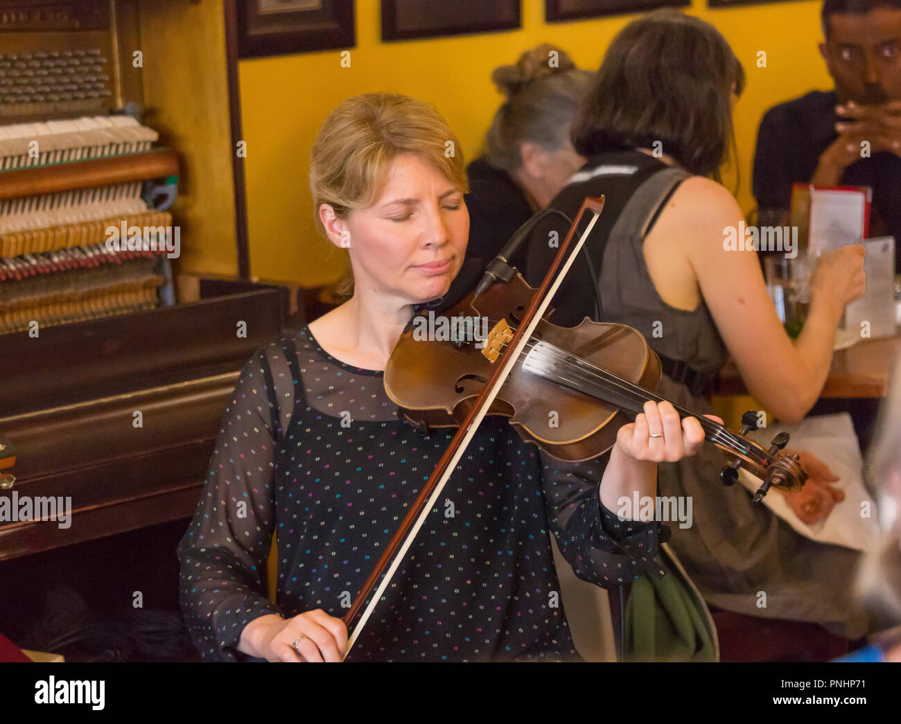 MABOU, Cape Breton, Nova Scotia, Kanada - traditionelle Volksmusik am Roten Schuh Pub. Stockfoto