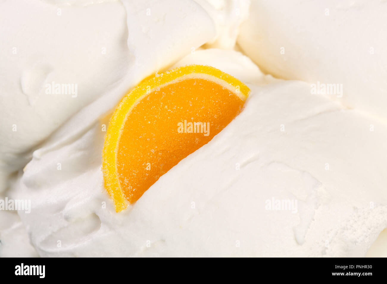 Joghurt Eis mit Marmelade. Hochauflösendes Foto. Stockfoto