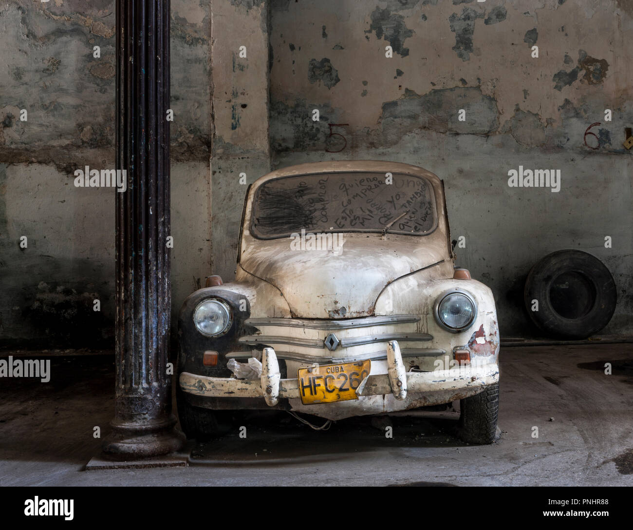 Havanna, Kuba. 14. Juni 2011. Eine klassische Renault 4CV in einer Garage in Havanna, Kuba geparkt. Stockfoto