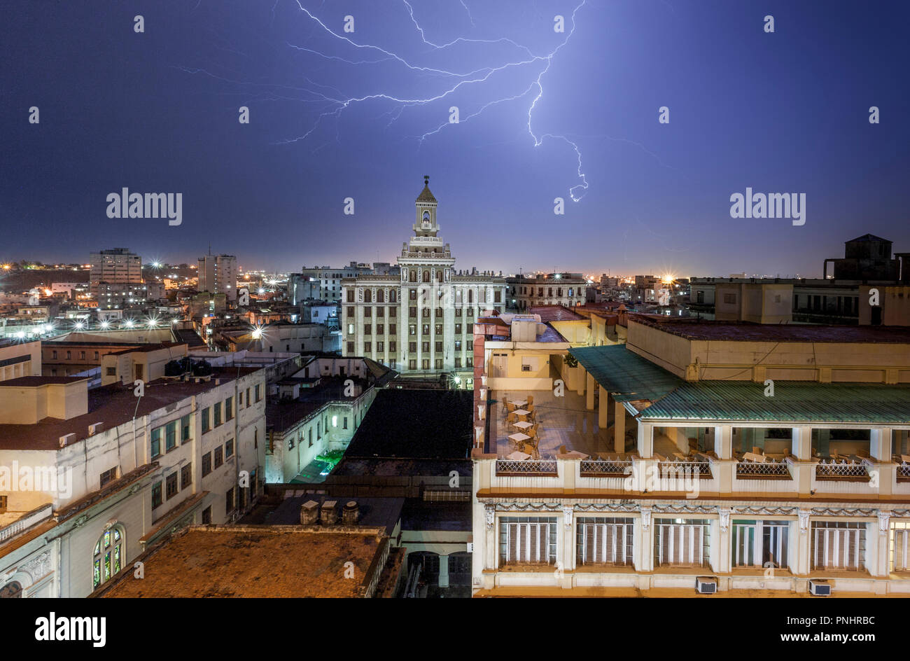 Havanna, Kuba. 17. Juni 2011. Am späten Abend Blitzschlag über die Bacardi Gebäude im Zentrum von Havanna, Kuba. Stockfoto
