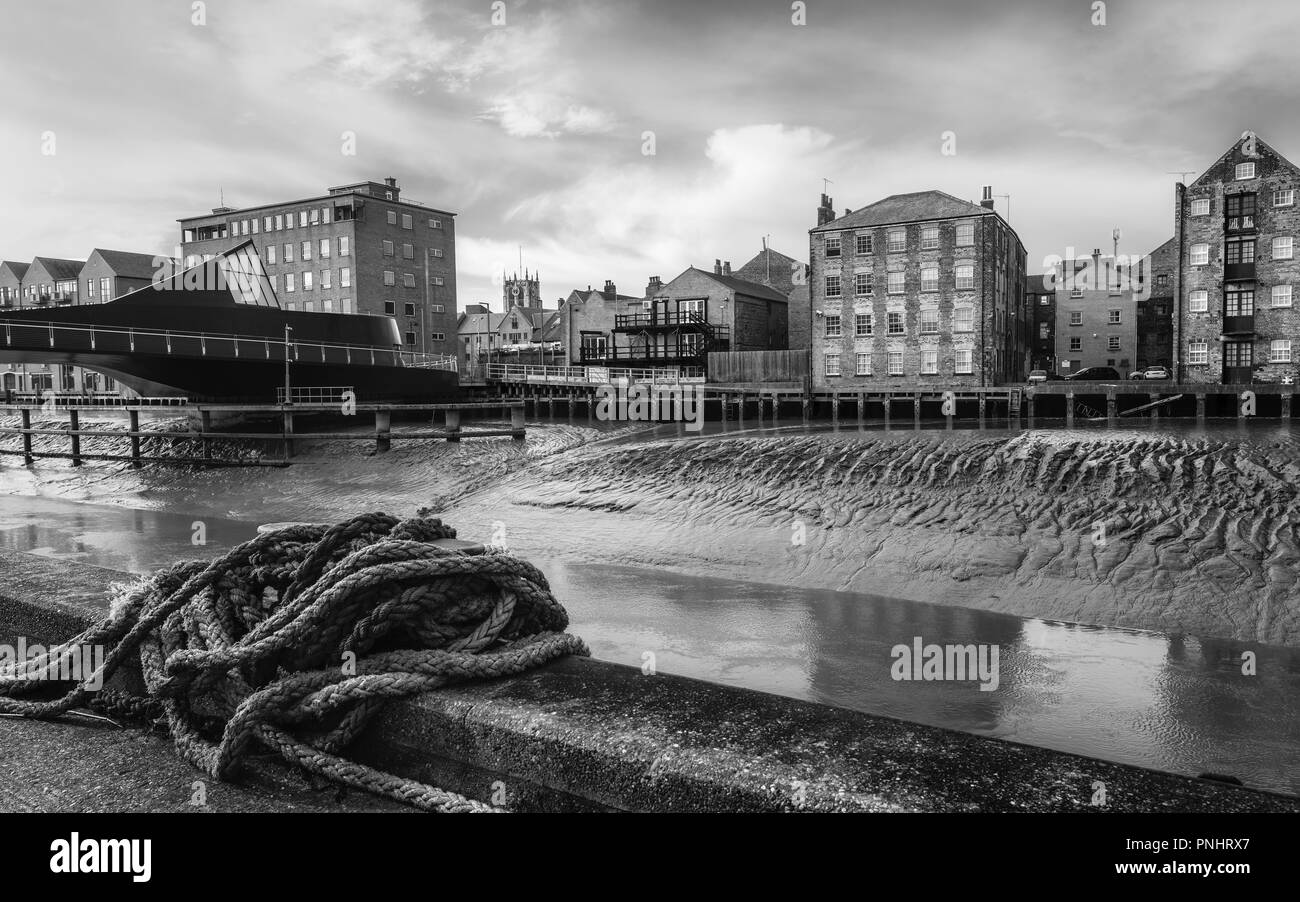 Blick über den Fluss Hull im Herbst mit Blick auf die Skala Lane Bridge Drehbrücke und Häuser, Büros und Kirche der Heiligen Dreifaltigkeit in H Stockfoto