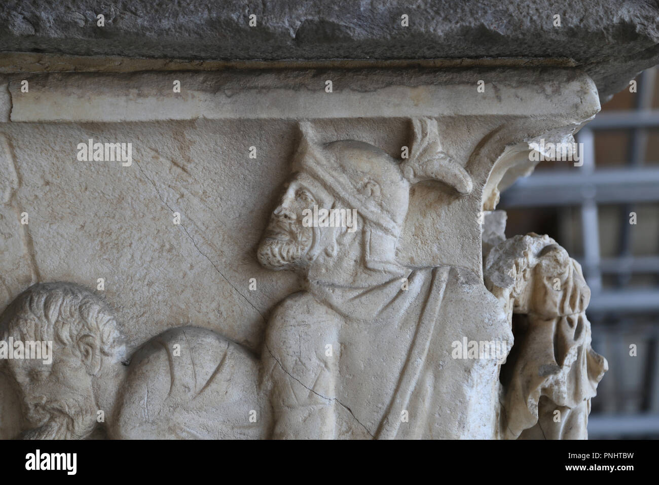 Italien. Pisa. Campo Santo Region Toskana. Steinernen Sarkophag. Relief einer Roma Soldat mit einem prisioner. Römische Kaiserzeit. Stockfoto