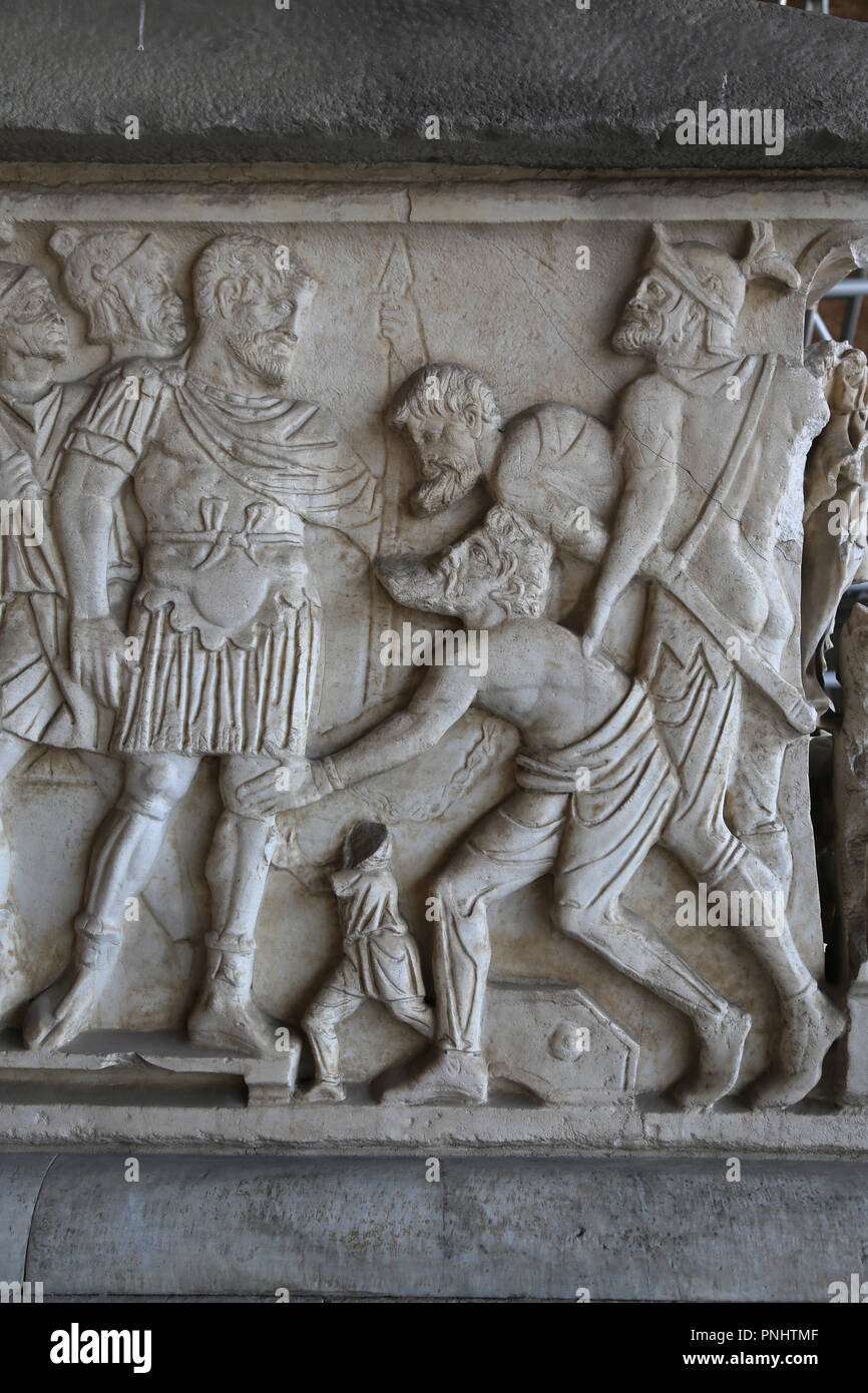 Italien. Pisa. Campo Santo. Steinernen Sarkophag. Entlastung von einem römischen Offizier mit einem Gefangene. Römische Kaiserzeit. Stockfoto