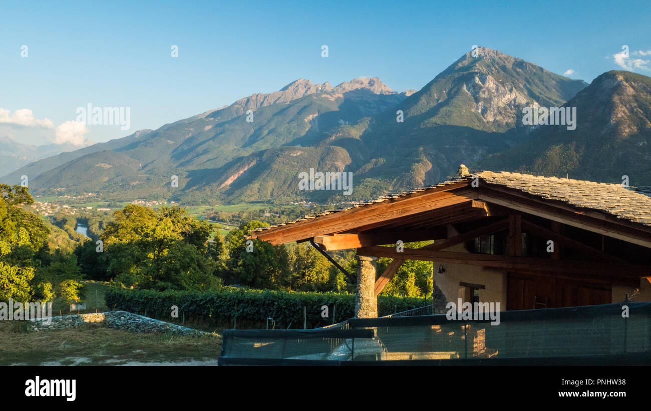 Blick von der Terrasse des Bio-Weinbergs Les Granges auf die alpen, Aostatal NW Italien Stockfoto