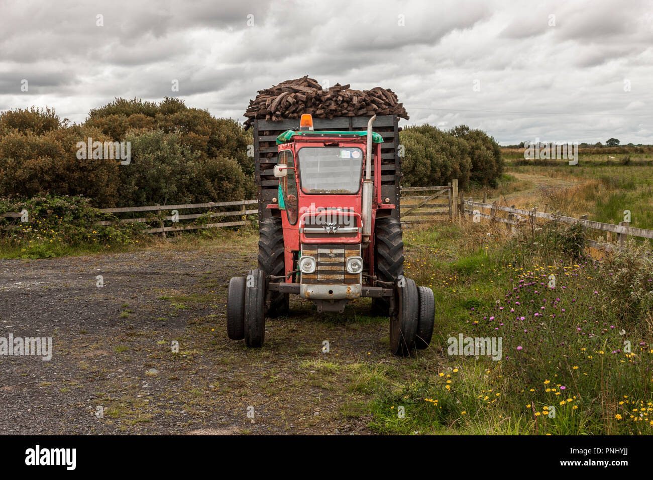 Easkey, Sligo, Irland. August 13, 2009. Ein Traktor und Anhänger mit einer Belastung von Rasen, an der Seite der Straße in der Nähe von Easkey, Co Sligo Irland geparkt Stockfoto