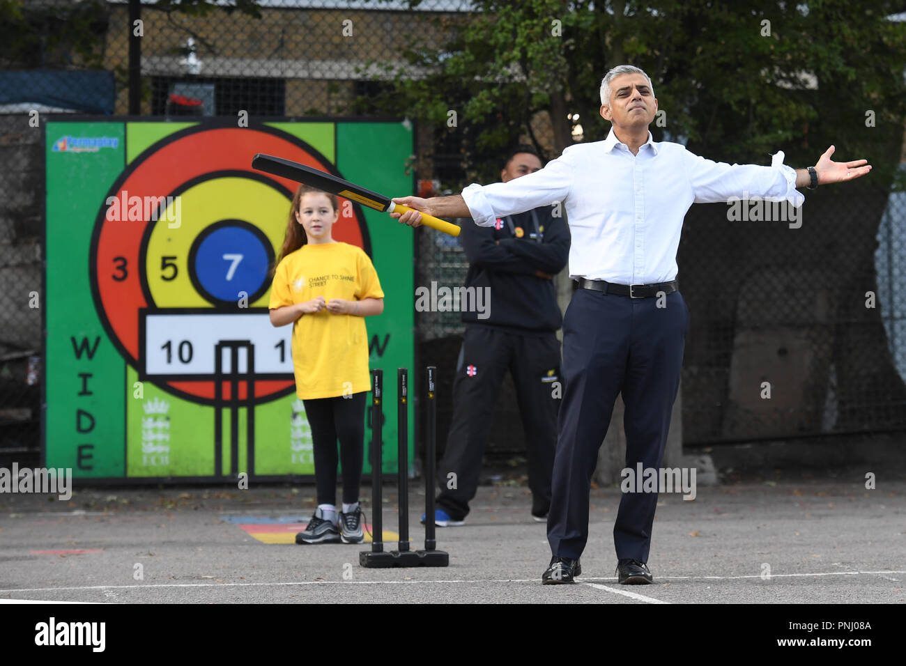 Sadiq Khan, der Bürgermeister von London, nimmt an einer Cricket-Session in der Grundschule von Grafton in Islington im Norden Londons Teil, da er 2,6 Mio. £an Finanzmitteln für 36 Projekte angekündigt hat, die fast 10,000 jungen Londonern aus seinem 45 Mio. £großen Young Londoners Fund zugute kommen. Stockfoto