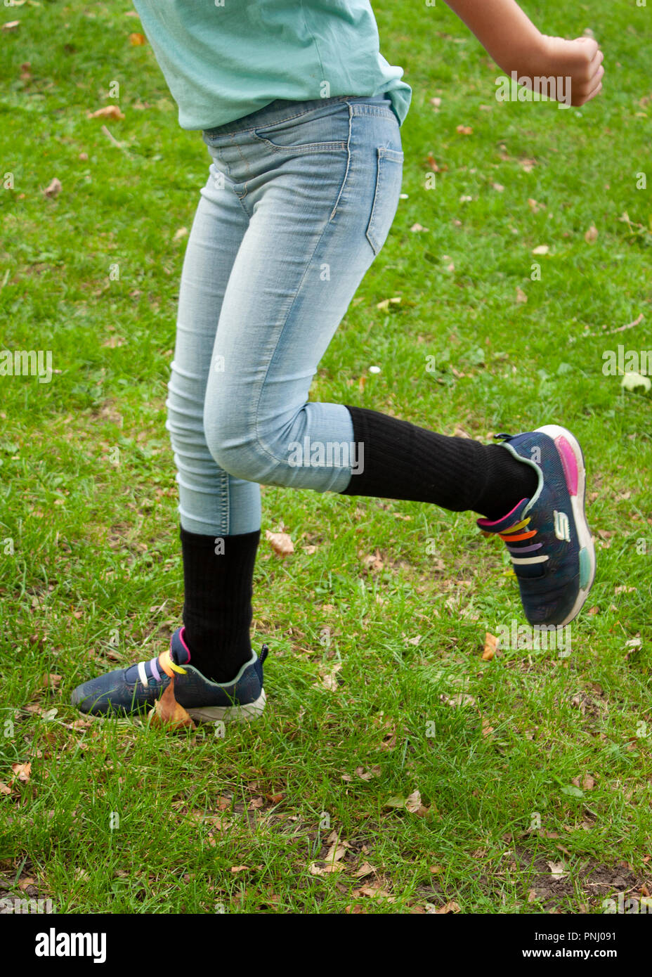 Mädchen mit Socken über Hosen für zeckenbiss Prävention, Kinder von Lyme Krankheiten und andere tick Infektionen zu schützen. Stockfoto