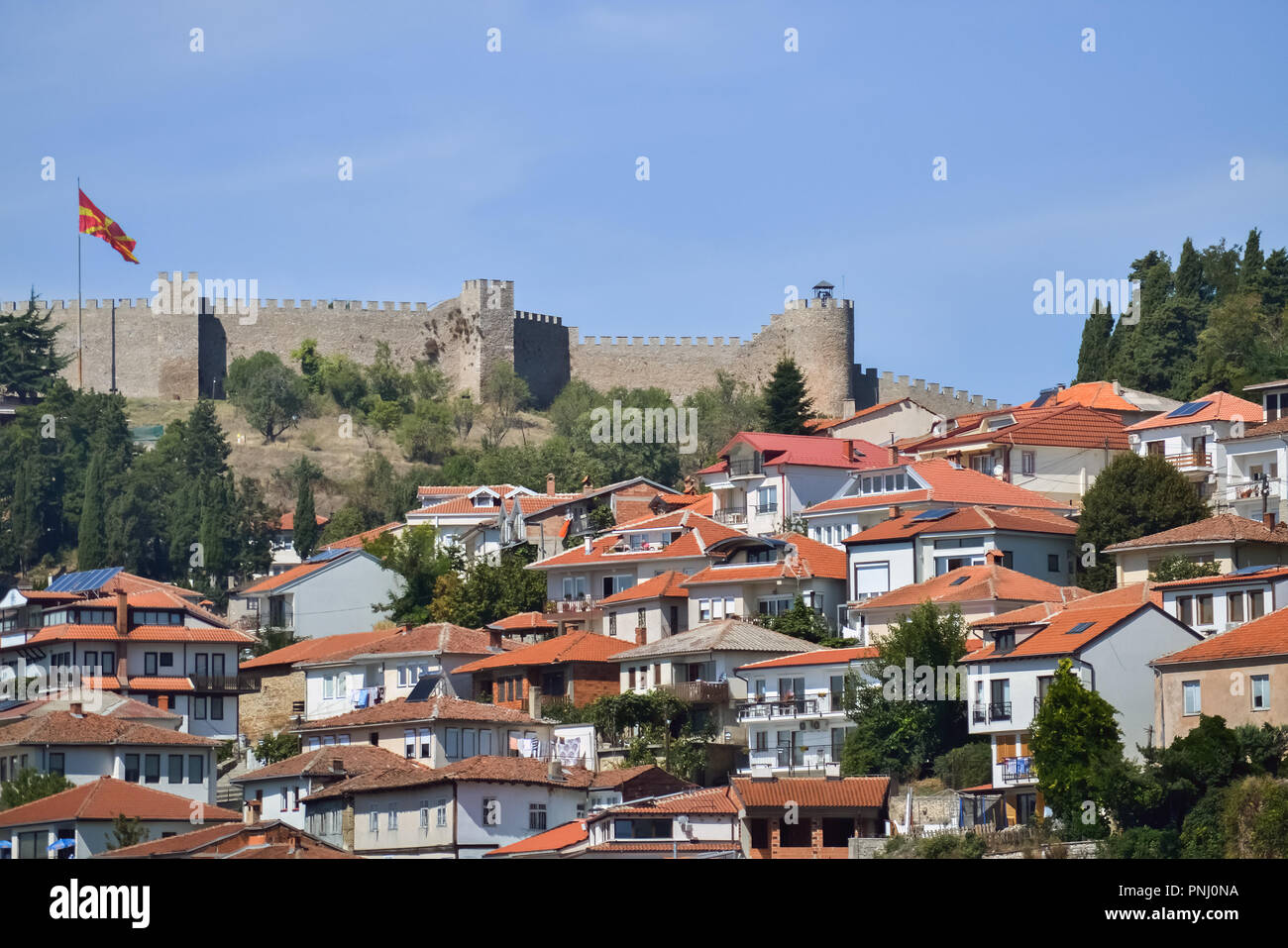 Alte Teil von Ohrid Stadt mit Häusern zum Mieten und mittelalterliche Festung im Hintergrund Stockfoto