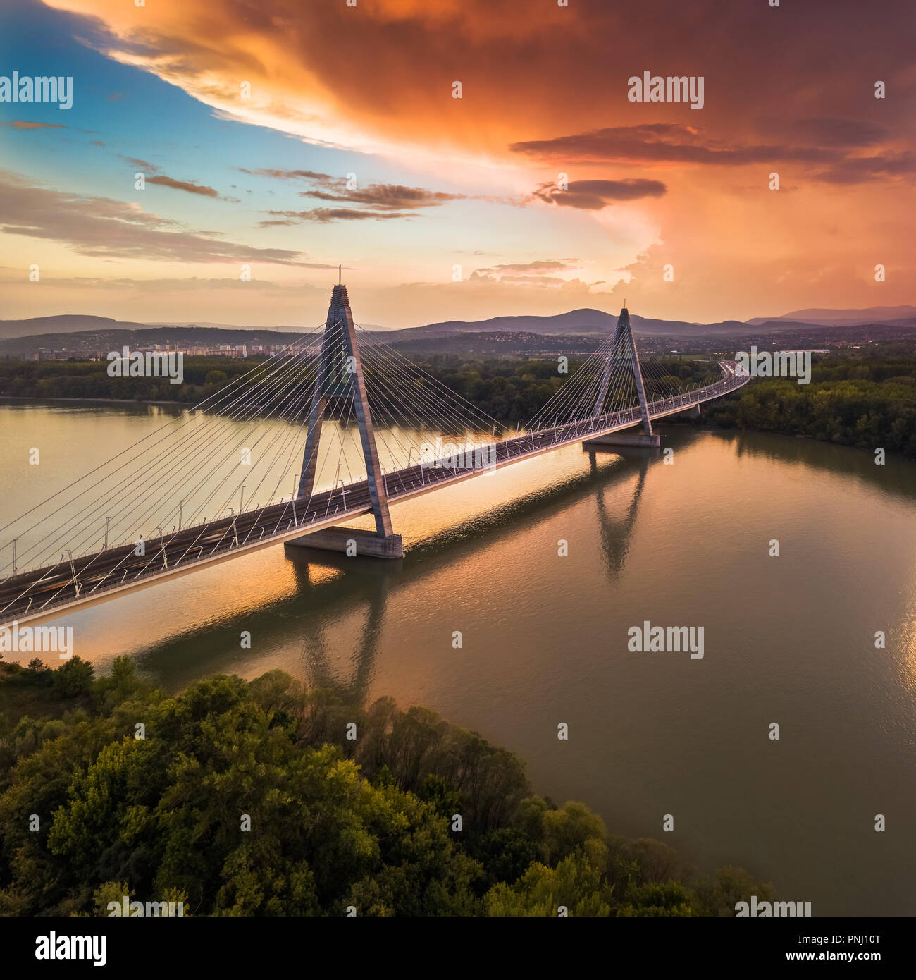 Budapest, Ungarn - Megyeri Brücke über die Donau bei Sonnenuntergang mit schönen dramatische Wolken und Himmel Stockfoto