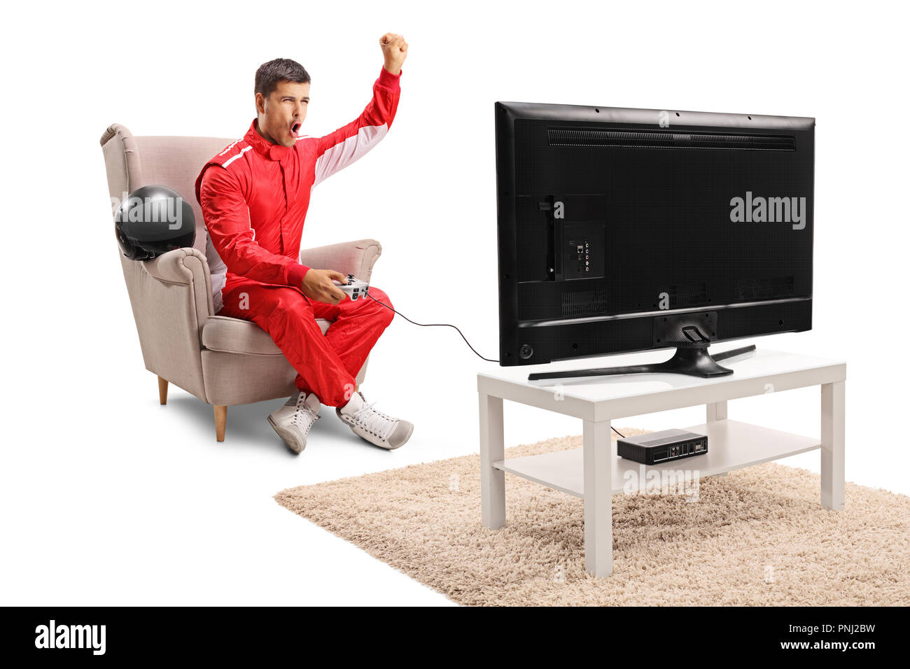 Racer sitzt in einem Sessel und deutete mit der Hand und spielen Videospiele vor einem Fernseher auf weißem Hintergrund Stockfoto