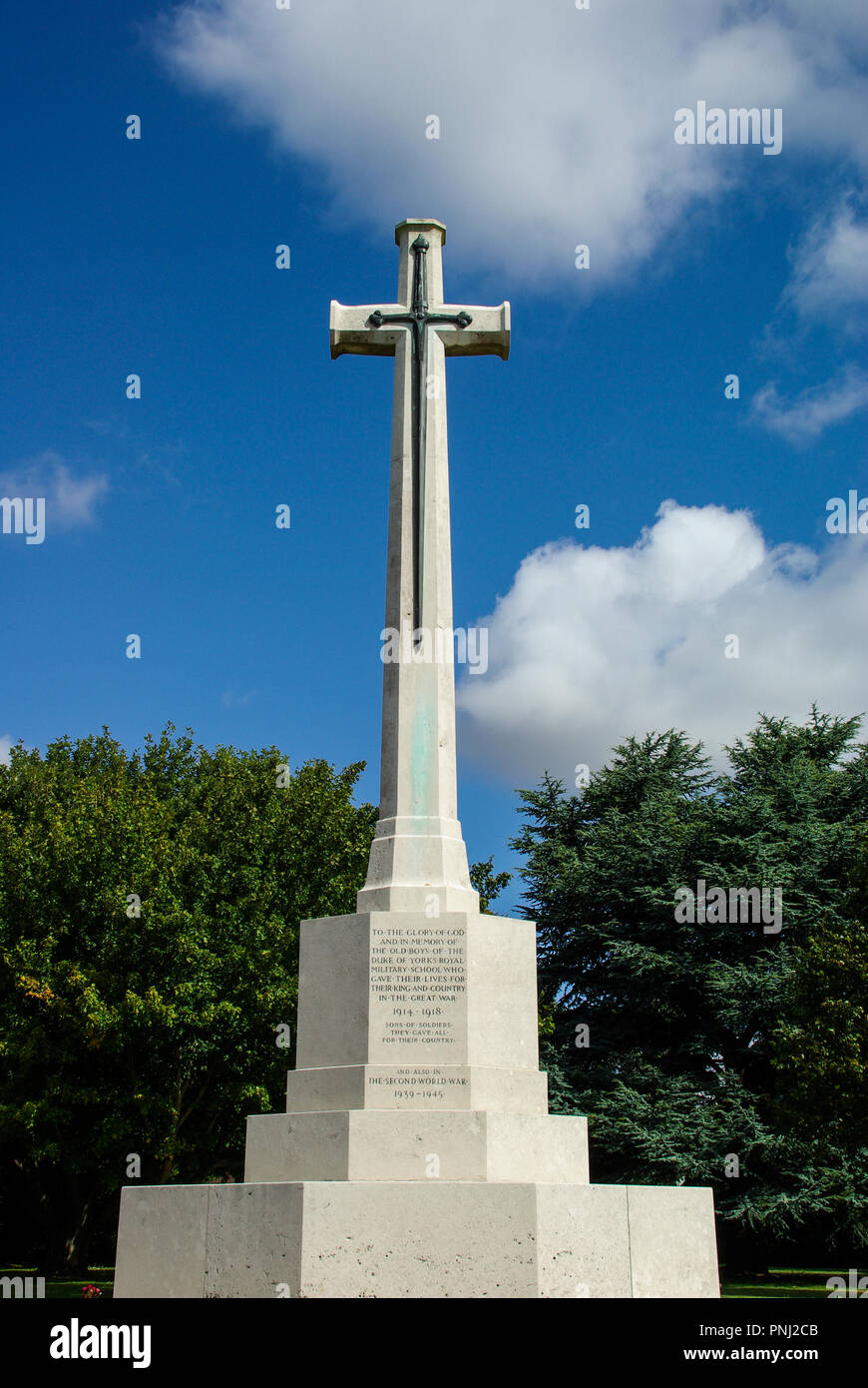 Große Krieg Denkmal an den Herzog von Royal Military School in York, Dover. Erster Weltkrieg Erster Weltkrieg gedenken Kreuz mit zusätzlichen Zweiten Weltkrieg Stockfoto