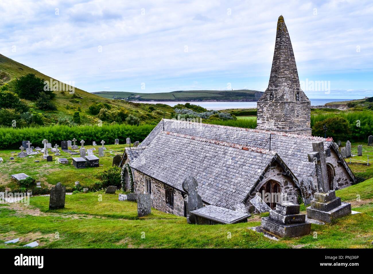 St. Enodoc's Church und Brea Hill Stockfoto