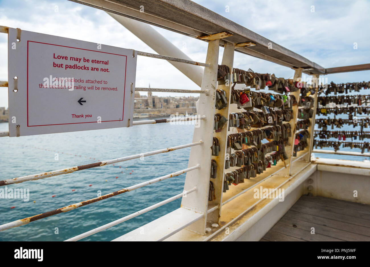 Liebe Vorhängeschlösser am Meer, Sliema, Malta. Stockfoto