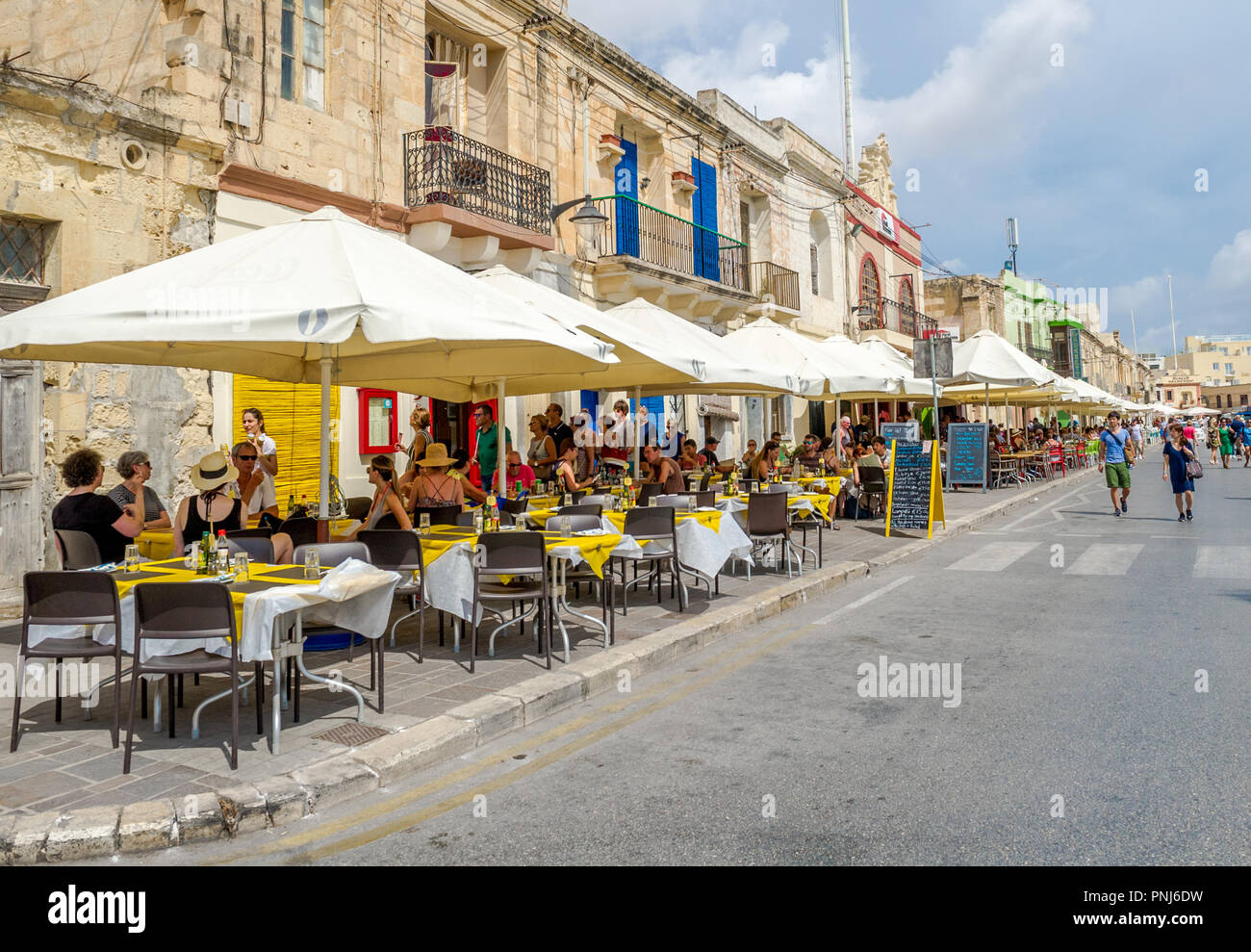 Outdoor Essen Restaurants in Marsaxlokk, Malta. Stockfoto